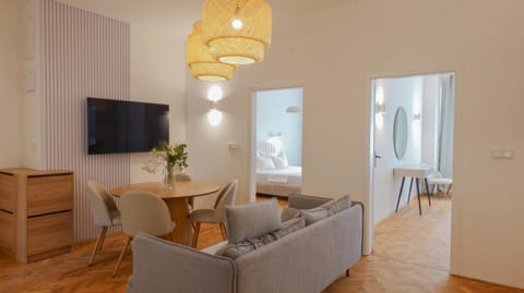 TV and multimedia, Living room, Seating area, Dining area