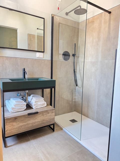 Shower, Bathroom, towels