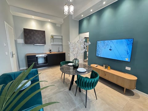 TV and multimedia, Kitchen or kitchenette, Lounge or bar, Dining area, kitchen