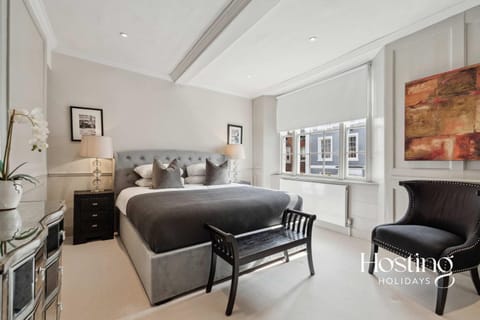 Bed, TV and multimedia, Photo of the whole room, Seating area, Bedroom