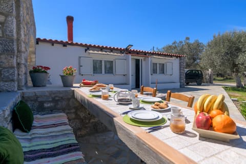 Day, Garden, Food and drinks, Dining area, Food, Garden view, Lunch