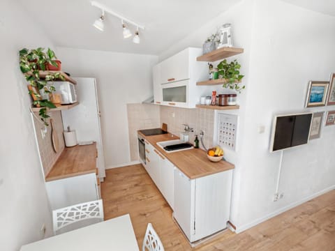 Coffee/tea facilities, dishwasher, microwave, oven, kitchen