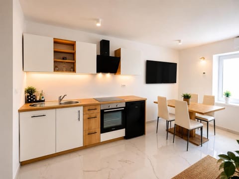 TV and multimedia, Dining area, dishwasher, oven, air conditioner