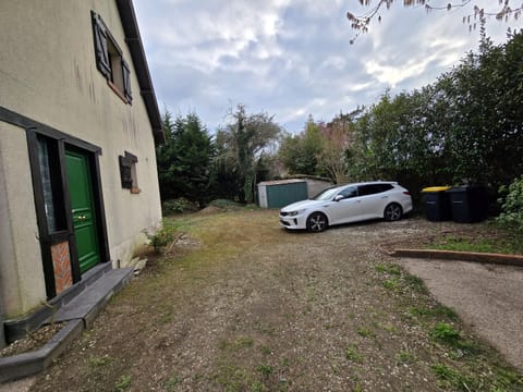 Gite du Puits Tournant - Chambre 1 Hostel in Gien