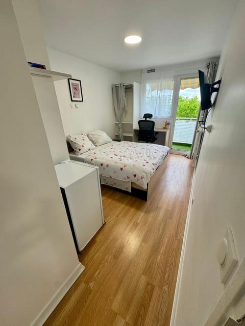 Bed, TV and multimedia, Bedroom