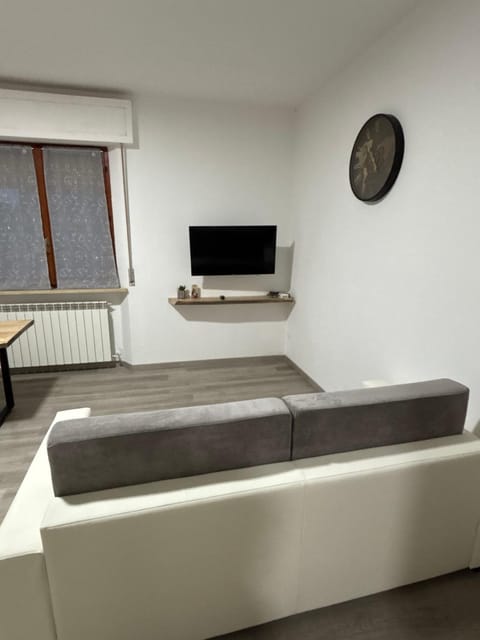 Communal lounge/ TV room, TV and multimedia, Living room, Seating area, Evening entertainment