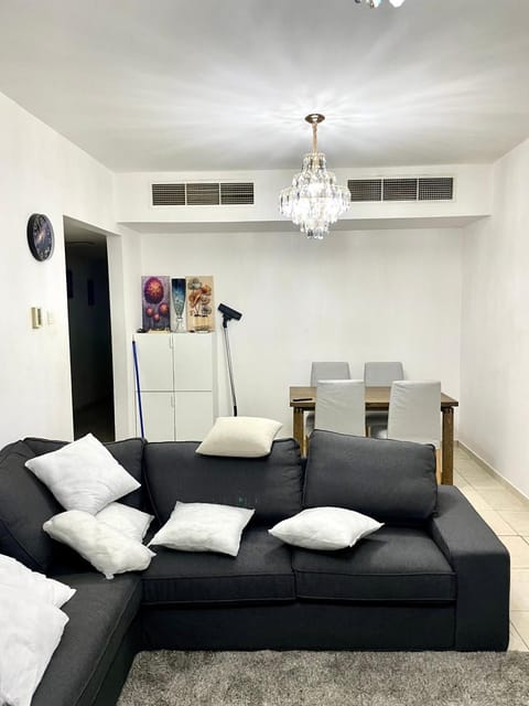 Comfortable Apartment Bedroom And Spacious Living Room Family and Couple Apartment in Al Sharjah