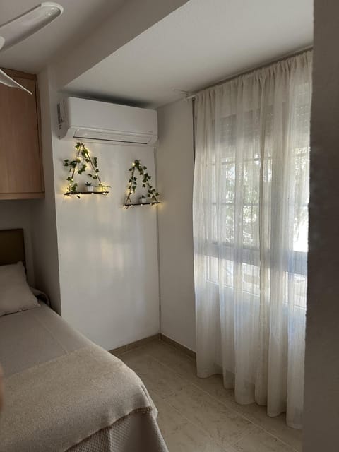 Bed, Photo of the whole room, Bedroom, air conditioner
