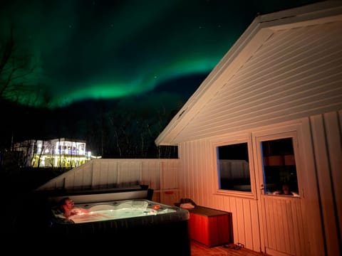 Reinefjorden Family House with Jacuzzi Villa in Lofoten