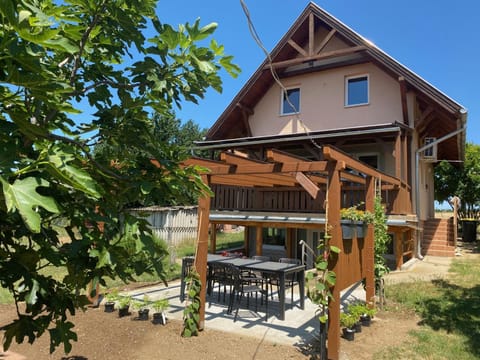 Property building, Garden, Balcony/Terrace