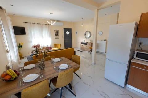 TV and multimedia, Kitchen or kitchenette, Living room, Seating area, Dining area, oven, stove