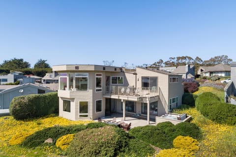 Breathtaking Views of the Pacific Ocean Rooftop Balcony Gourmet Kitchen and Hot Tub overlooking Golf Course House in Bodega Bay