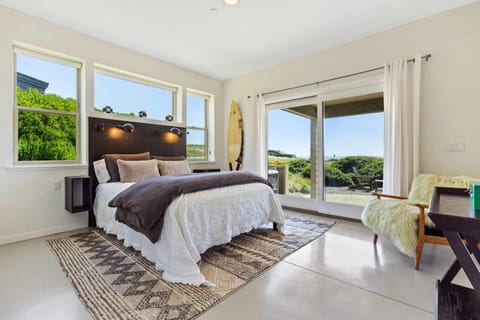 Breathtaking Views of the Pacific Ocean Rooftop Balcony Gourmet Kitchen and Hot Tub overlooking Golf Course House in Bodega Bay