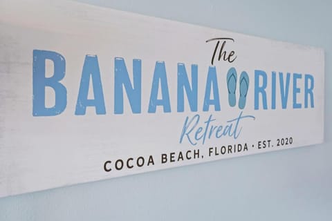 Waterfront Oasis1 blk to beach-Kayaks-Game room-Fire Pit House in Cocoa Beach