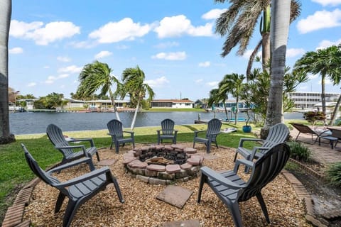 Waterfront Oasis1 blk to beach-Kayaks-Game room-Fire Pit House in Cocoa Beach