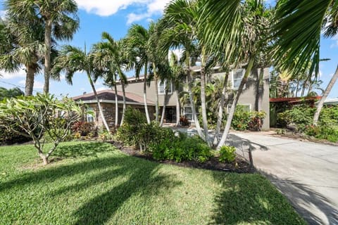 Waterfront Oasis1 blk to beach-Kayaks-Game room-Fire Pit House in Cocoa Beach