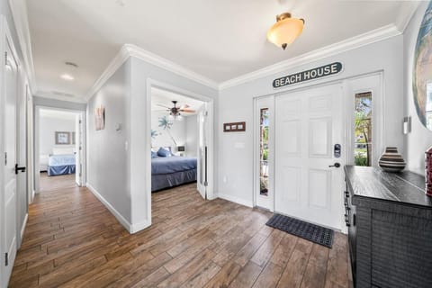 Waterfront Oasis1 blk to beach-Kayaks-Game room-Fire Pit House in Cocoa Beach