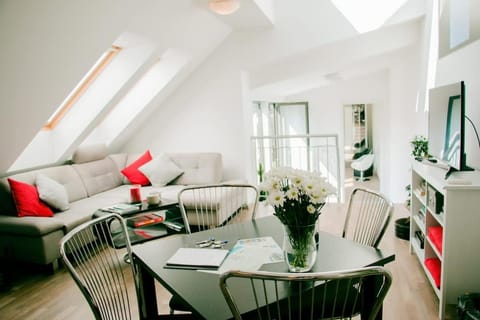 TV and multimedia, Living room, Seating area, Dining area