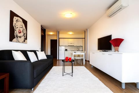 Communal lounge/ TV room, TV and multimedia, Kitchen or kitchenette, Living room, Seating area, Dining area