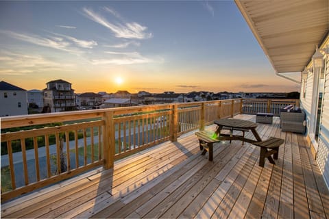 Stunning Sunset, Close To Beach Access, Great Views! House in Surf City