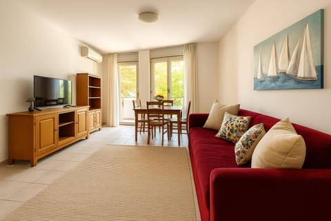 Communal lounge/ TV room, TV and multimedia, Living room, Seating area, Dining area