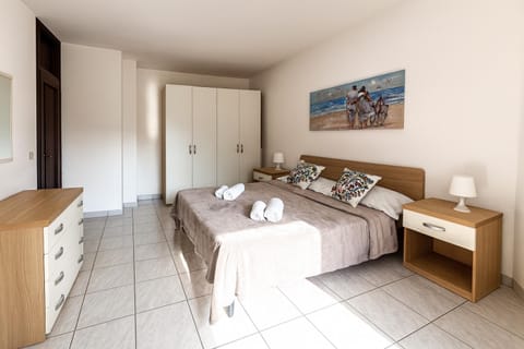 Bedroom, towels, wardrobe