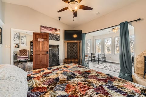 Bed, TV and multimedia, Hiking, Cycling, Bedroom, Lake view, Lake view, fireplace