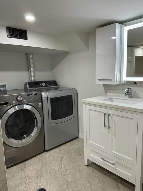 Cozy Suite-Walk to the Falls Apartment in Niagara Falls