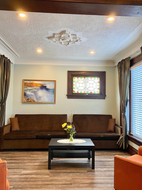 Cozy Suite-Walk to the Falls Apartment in Niagara Falls