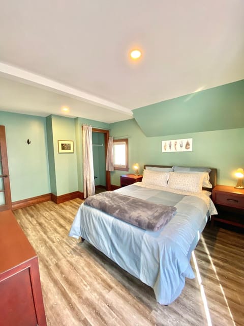 Cozy Suite-Walk to the Falls Apartment in Niagara Falls