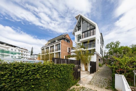 Property building, Day, Neighbourhood