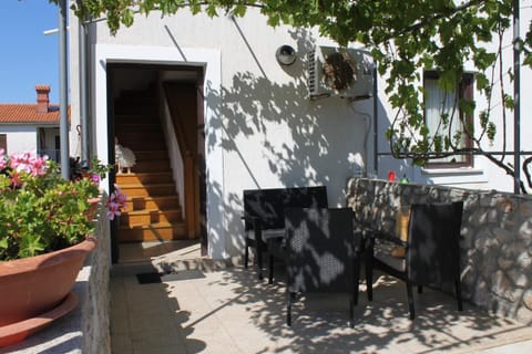 Location, children, Family