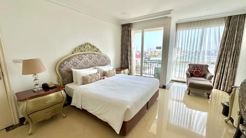 Bed, View (from property/room), Balcony/Terrace, Living room, Seating area, Bedroom