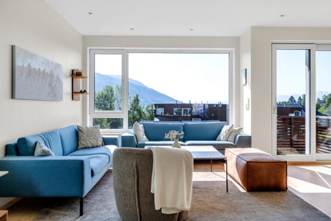 View (from property/room), Living room, Seating area, Mountain view