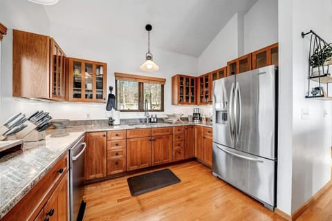Family and Pet Friendly Cabin with Mountain Views, a Hot Tub, and Access to the Appalachian Trail, Perfect for a Weekend Getaway Cabin in Shenandoah Valley