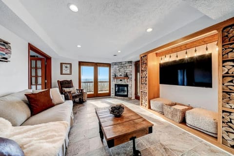 Family and Pet Friendly Cabin with Mountain Views, a Hot Tub, and Access to the Appalachian Trail, Perfect for a Weekend Getaway Cabin in Shenandoah Valley