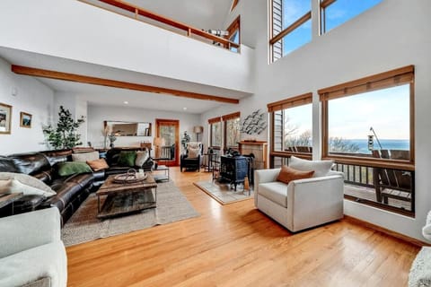 Family and Pet Friendly Cabin with Mountain Views, a Hot Tub, and Access to the Appalachian Trail, Perfect for a Weekend Getaway Cabin in Shenandoah Valley