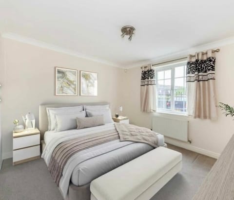 Bed, Photo of the whole room, Bedroom