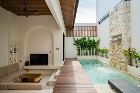 Communal lounge/ TV room, Day, Natural landscape, TV and multimedia, Living room, Seating area, Evening entertainment, Pool view, Swimming pool, sunbed