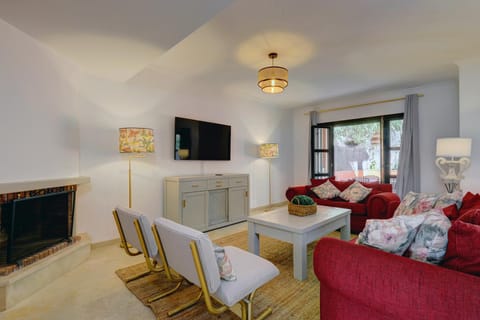 TV and multimedia, Living room, Seating area, Evening entertainment