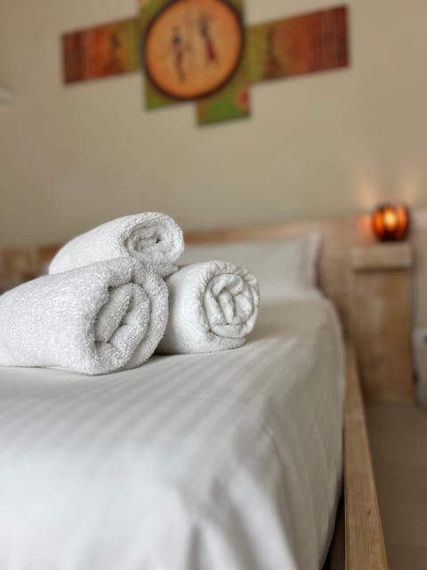 Bed, Bedroom, towels