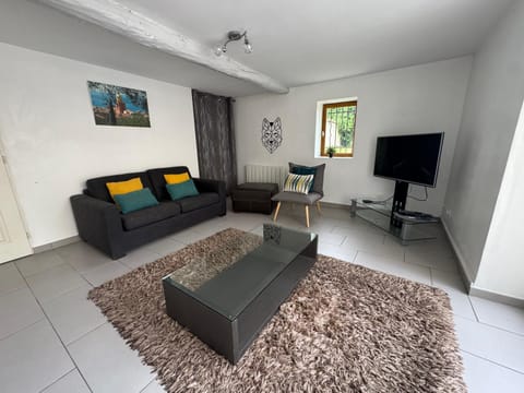 Spacious renovated villa Groupama Stadium LDLC Villa in Vaulx-en-Velin