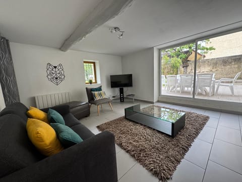 Spacious renovated villa Groupama Stadium LDLC Villa in Vaulx-en-Velin