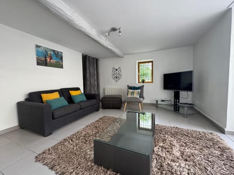 Spacious renovated villa Groupama Stadium LDLC Villa in Vaulx-en-Velin