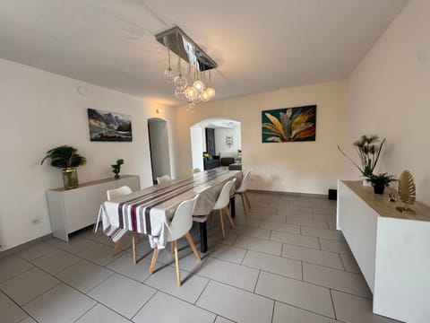 Spacious renovated villa Groupama Stadium LDLC Villa in Vaulx-en-Velin