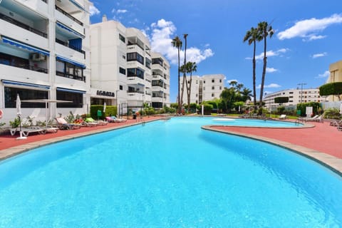 Property building, Day, Pool view, Swimming pool, sunbed