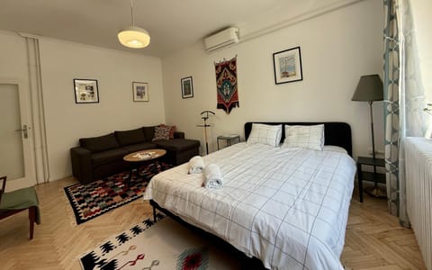 Bed, Living room, air conditioner
