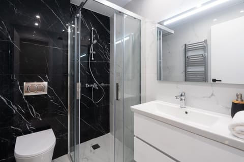 Shower, Toilet, Bathroom, towels