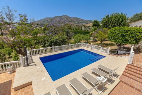 Luxury villa with tennis & pool Villa in Fuengirola