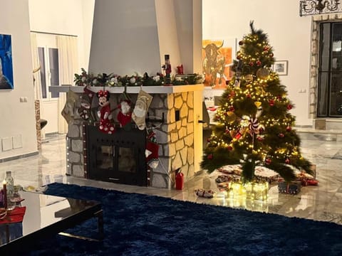 Luxury villa with tennis & pool Villa in Fuengirola